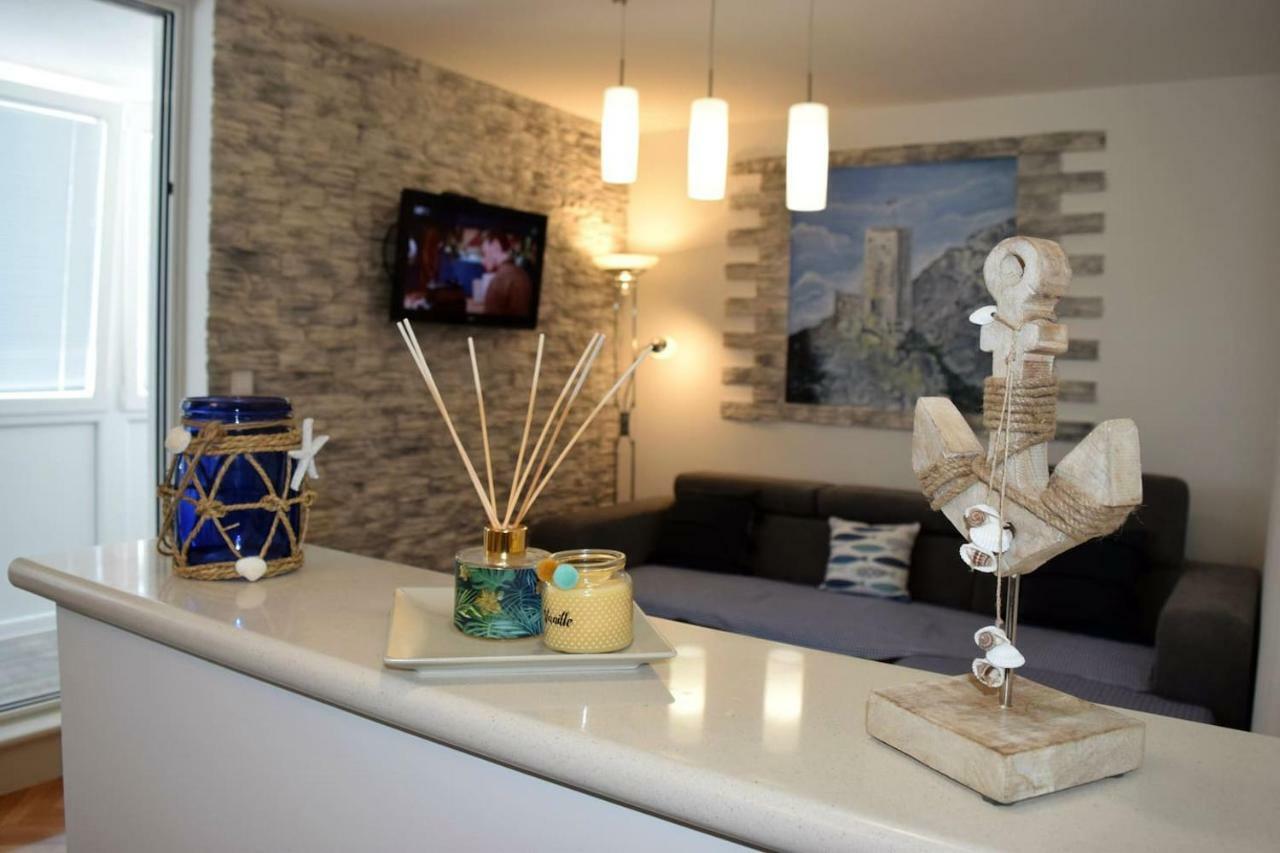 Newly Renovated Apartment "Marin" In The Center! أوميس المظهر الخارجي الصورة