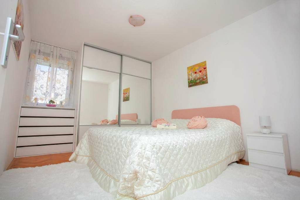 Newly Renovated Apartment "Marin" In The Center! أوميس المظهر الخارجي الصورة