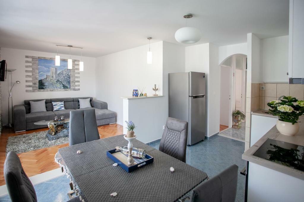Newly Renovated Apartment "Marin" In The Center! أوميس المظهر الخارجي الصورة