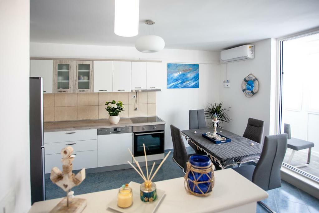 Newly Renovated Apartment "Marin" In The Center! أوميس المظهر الخارجي الصورة