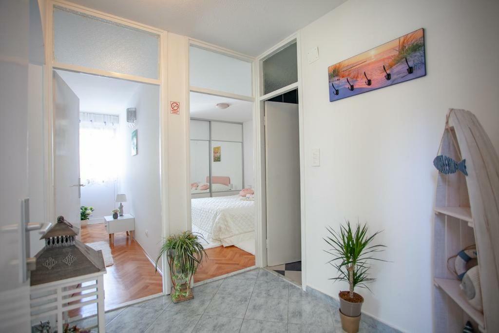 Newly Renovated Apartment "Marin" In The Center! أوميس المظهر الخارجي الصورة