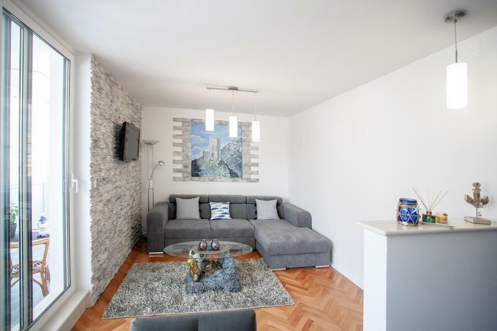 Newly Renovated Apartment "Marin" In The Center! أوميس المظهر الخارجي الصورة